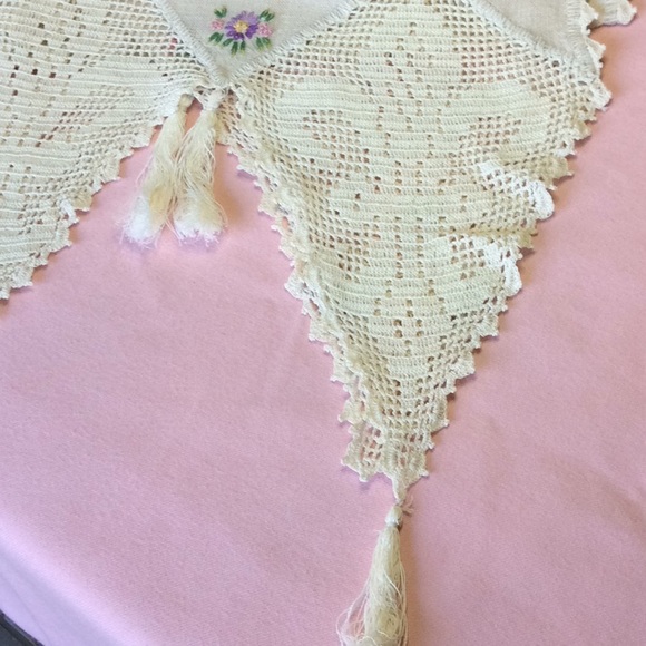 ❤️ $10 Almost Perfect Embroidered Linen Runner - Picture 2 of 5